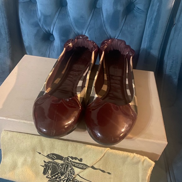 Burberry flats size 38 1/2 gently worn slight scratch on top of left shoe - Picture 3 of 4